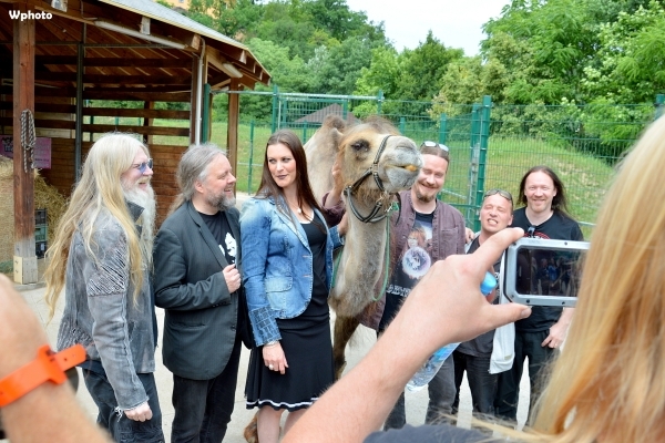 Finská metalová megastar NIGHTWISH pokřtila v plzeňské ZOO velblouda